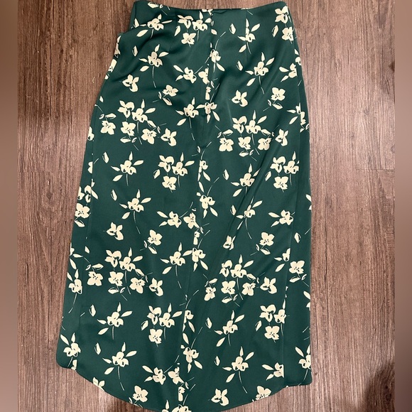 Urban Outfitters Silk Green with cream flowers skirt with slit, size: small - Picture 6 of 8